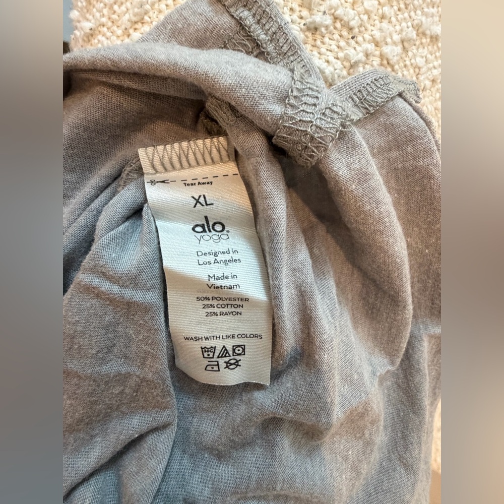 ALO Yoga Men’s Short Sleeve T-Shirt – Gray – Size XL – Authentic - Picture 4 of 4